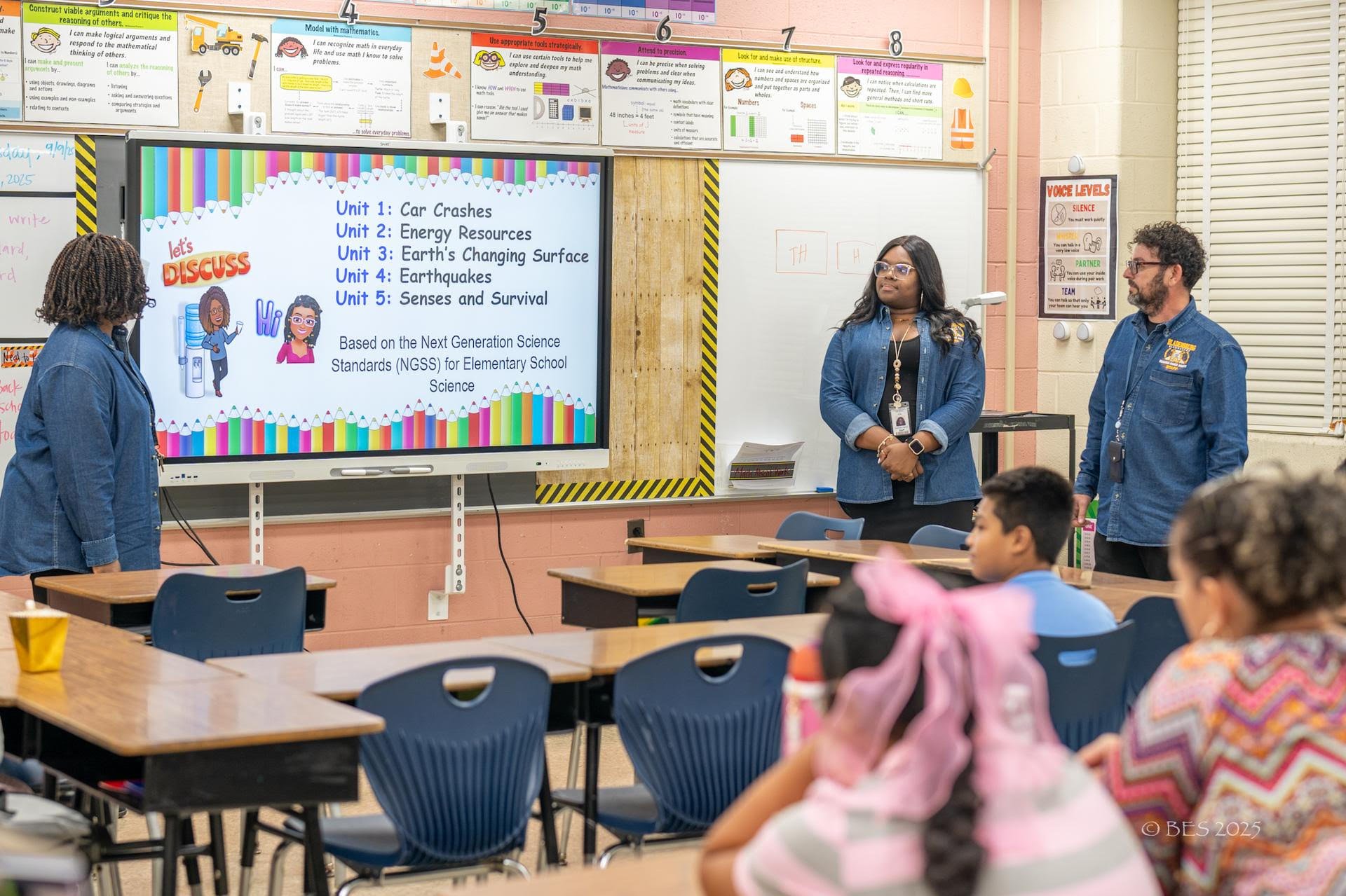 teachers-presenting-in-classroom